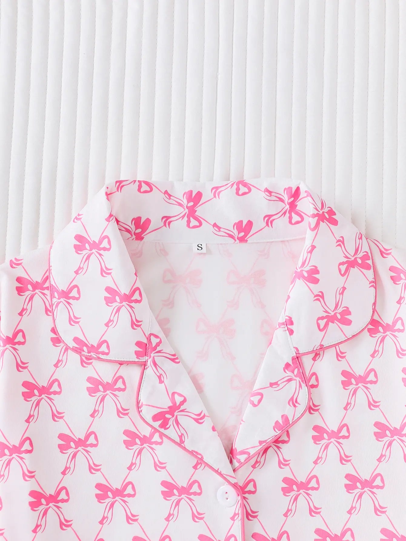 Women's 2-Piece Bow-Patterned Short-Sleeve Pajama Set with Button-Down Top and Coordinating Shorts for All-Season Comfort