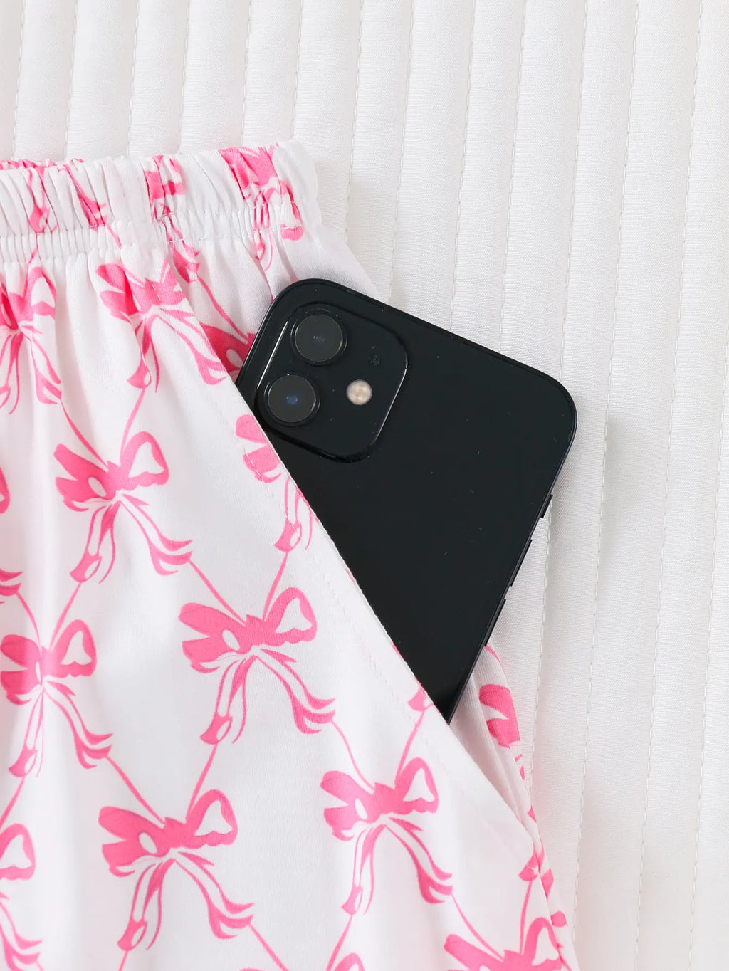 Women's 2-Piece Bow-Patterned Short-Sleeve Pajama Set with Button-Down Top and Coordinating Shorts for All-Season Comfort